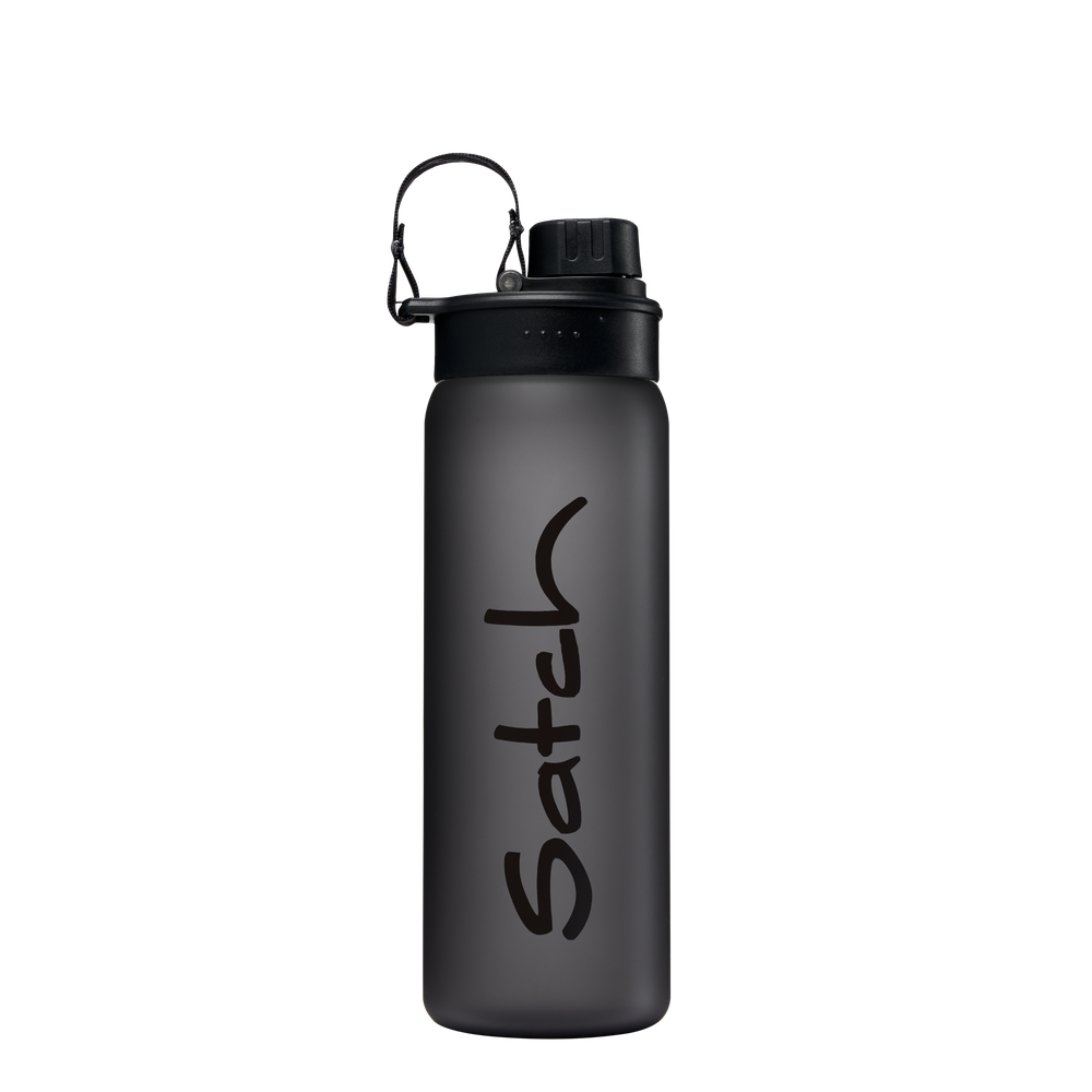 Graue Trinkflasche mit schwarzem Schraubdeckel und großem schwarzem „Satch“-Logo vorn.