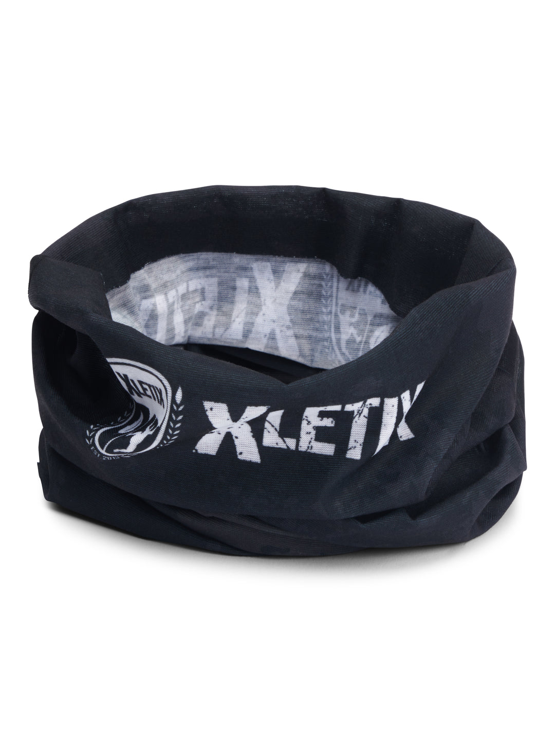 Gefaltetes Schlauchtuch in Schwarz, bedruckt mit weißem XLETIX-Logo und Schild-Emblem.