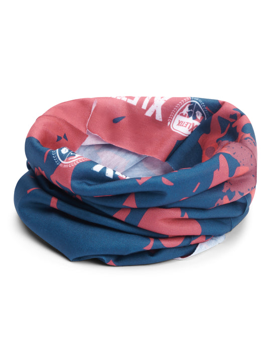 Zusammengelegtes Multifunktionstuch in rot-blauer Camouflage-Optik mit XLETIX Kids-Logos.