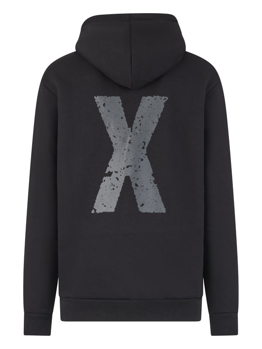 Rückseite des schwarzen Kinder-Hoodies mit großem grauen „X“ im Used-Look auf dem Rücken.