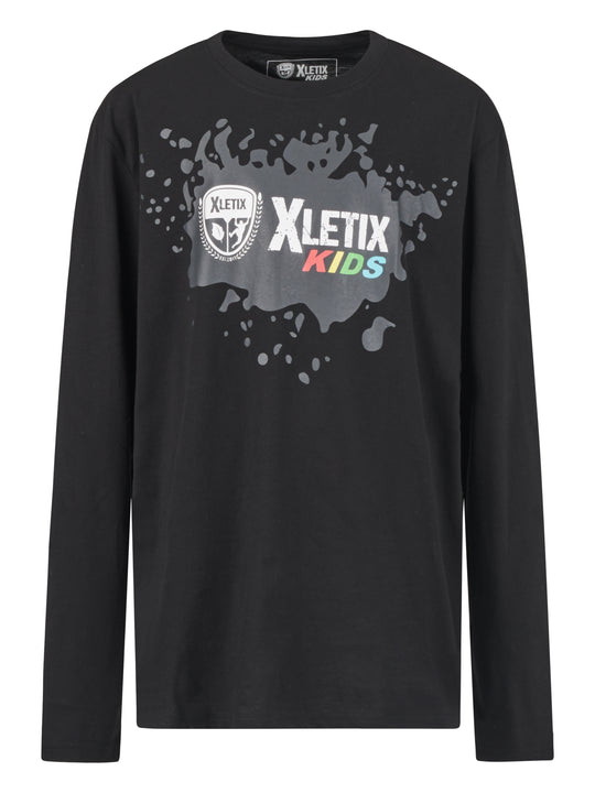 Schwarzes Langarmshirt mit großem XLETIX Kids-Logo auf grauer Farbspritzer-Grafik vorn.