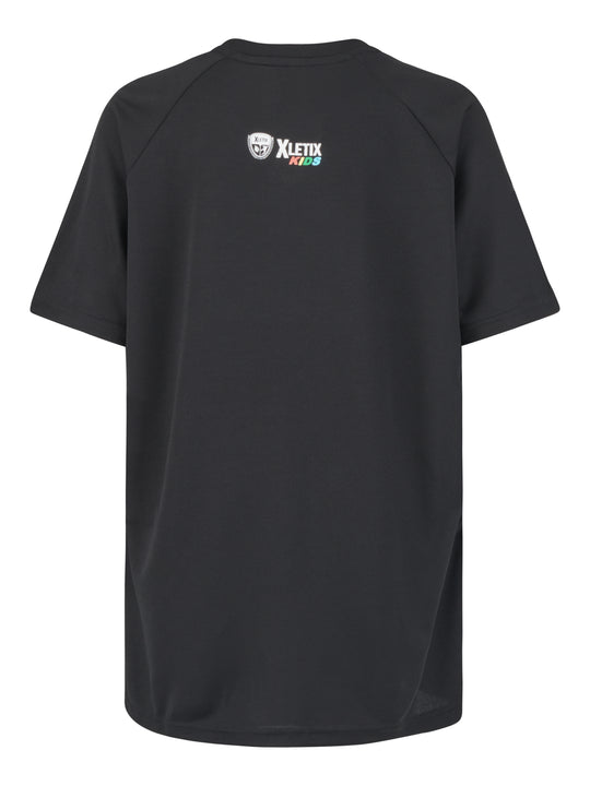 Rückansicht des schwarzen Funktionsshirts mit kleinem XLETIX Kids-Logo oben unterhalb des Kragens.