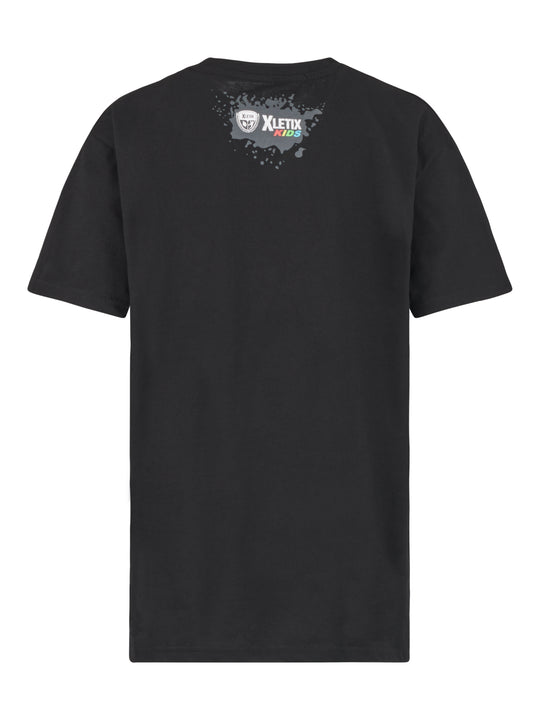 Rückseite des T-Shirts mit kleinem XLETIX Kids-Logo auf grauer Farbspritzer-Grafik oben.