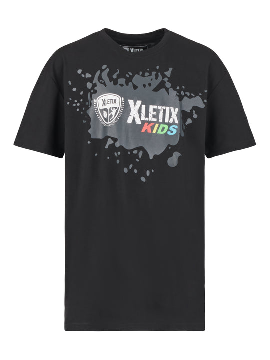 Schwarzes T-Shirt mit XLETIX Kids-Logo auf grauer Farbspritzer-Grafik mittig auf der Brust.