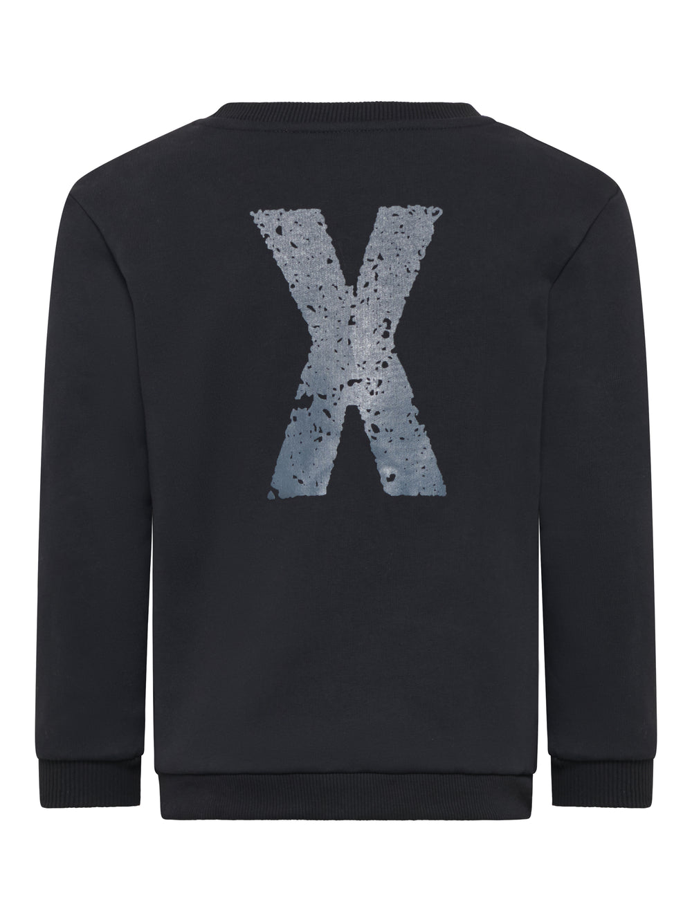 Rückseite des schwarzen Sweatshirts mit großem grauem „X“ in Beton-Optik auf dem Rücken.