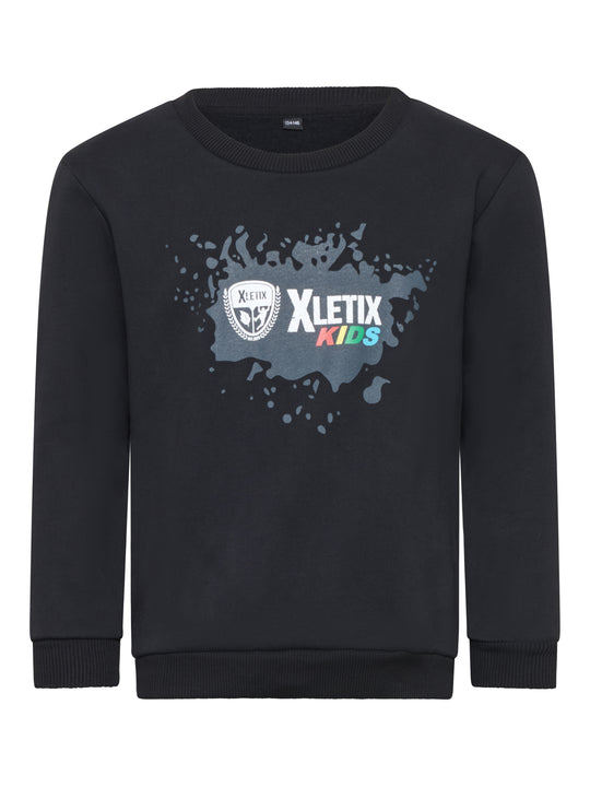 Schwarzes Sweatshirt mit Rundhals und XLETIX Kids-Logo auf grauer Spritzer-Grafik vorn.