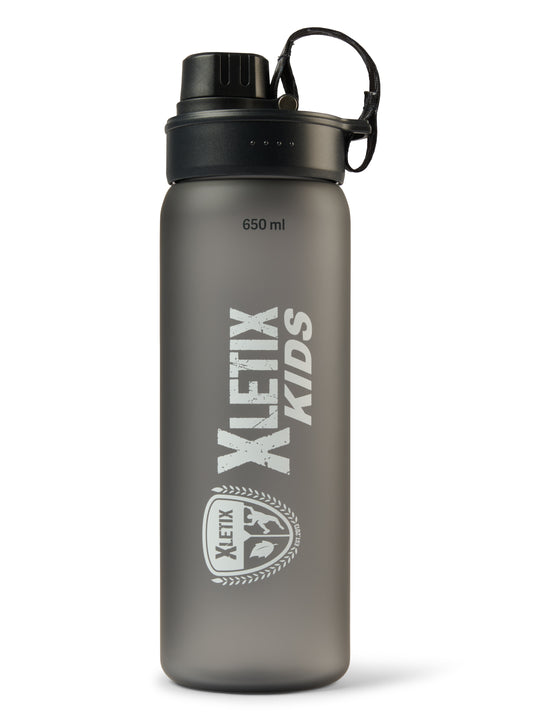 Graue Trinkflasche mit schwarzem Deckel, weißem XLETIX Kids-Logo und 650-ml-Angabe vorn.