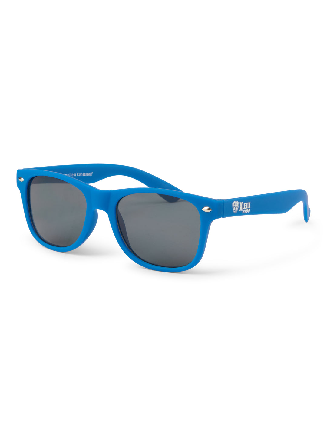 Blaue Sonnenbrille mit dunklen Gläsern, seitlich bedruckt mit dem XLETIX Kids-Logo in Weiß.