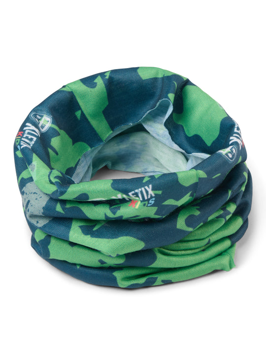 Grün-blaues Multifunktionstuch im Camouflage-Stil mit mehrfach platziertem XLETIX Kids-Logo.