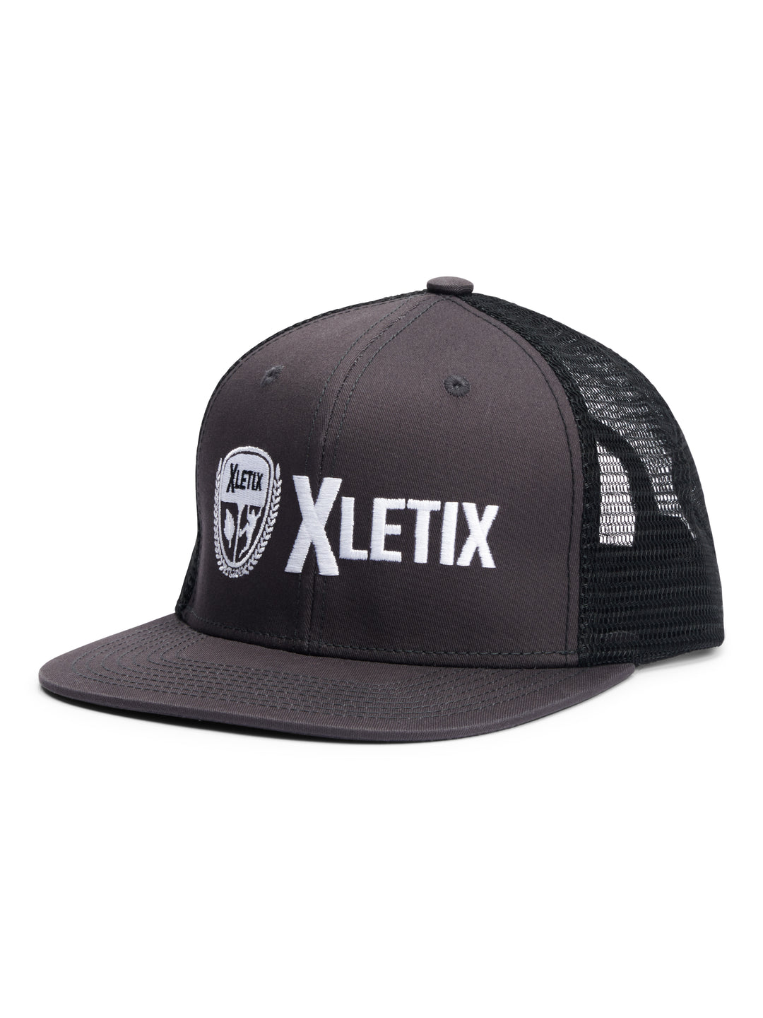 Dunkelgraue Trucker-Cap mit schwarzem Netzrücken und weiß gesticktem XLETIX-Logo vorn.