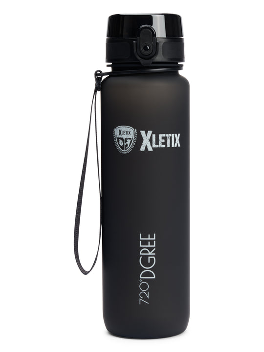 Mattschwarze Sportflasche mit Klapp-Ausguss, Trageband, XLETIX-Logo und „720°DGREE“-Schriftzug.