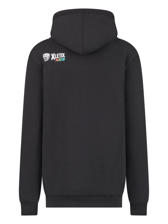 Rückseite eines schwarzen Hoodies mit kleinem XLETIX Kids-Logo unter der Kapuze oben links.