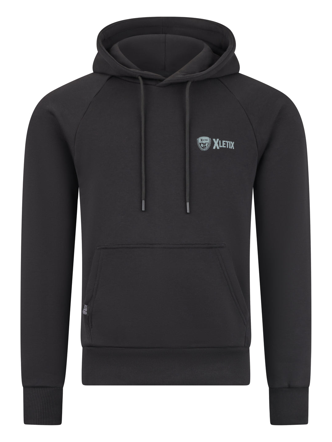 Schwarzer Kapuzenpullover mit kleinem weißen XLETIX-Logo auf der Brust