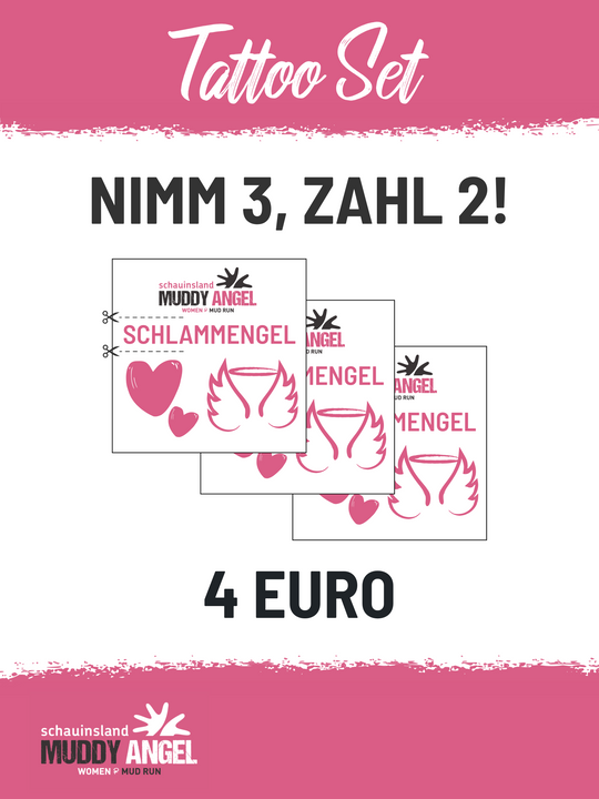 Werbeplakat für das Muddy Angel Tattoo-Set: Drei rosa Temporäre-Tattoos mit der Aufschrift „Schlammengel“, Herz- und Flügelmotiven. Oben steht „Nimm 3, zahl 2!“, Preisangabe unten: 4 Euro. Marke: Muddy Angel Women’s Mud Run.
