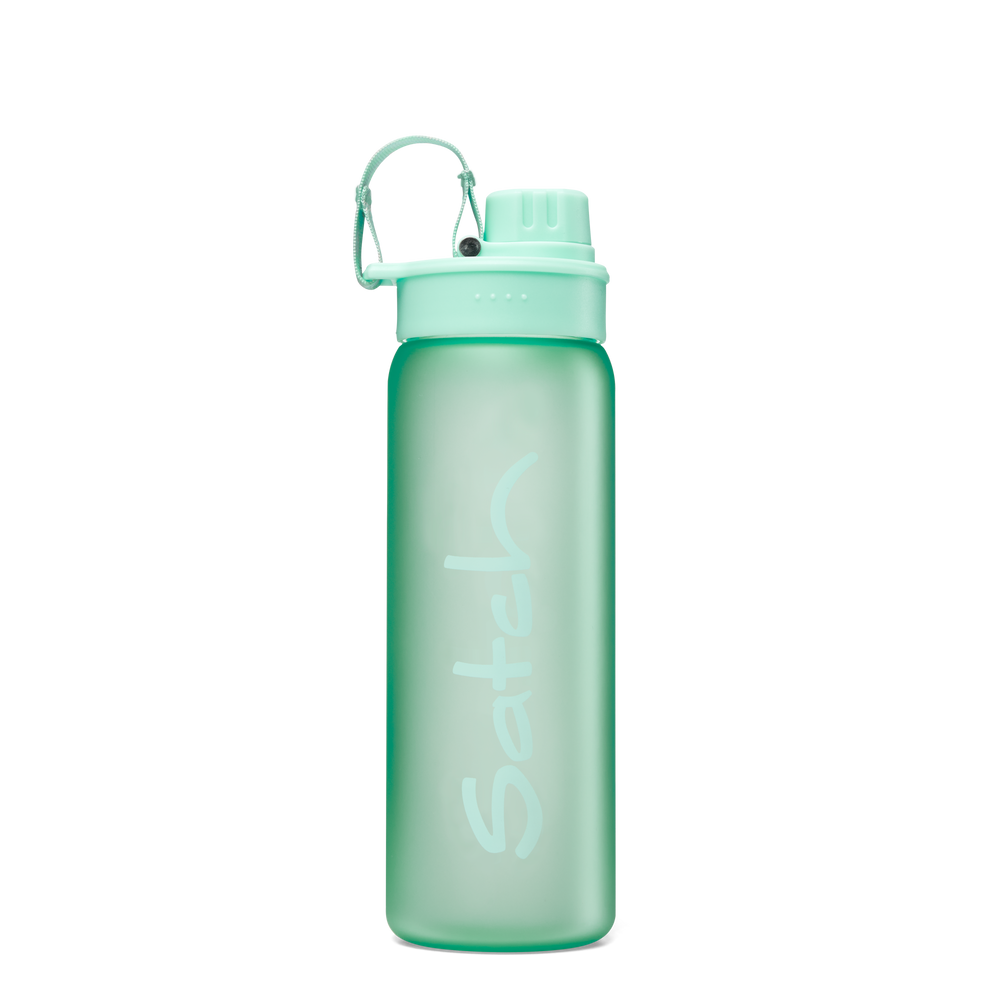 Mintgrüne Trinkflasche mit hellgrünem Satch-Schriftzug, Schraubdeckel und flexiblem Tragegriff.