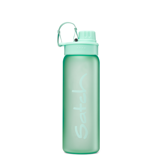 Mintgrüne Trinkflasche mit hellgrünem Satch-Schriftzug, Schraubdeckel und flexiblem Tragegriff.