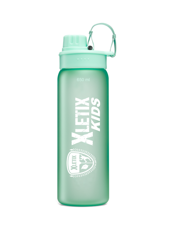 Mintgrüne Trinkflasche mit weißem XLETIX Kids-Logo, 650 ml, Schraubverschluss und Tragebügel.