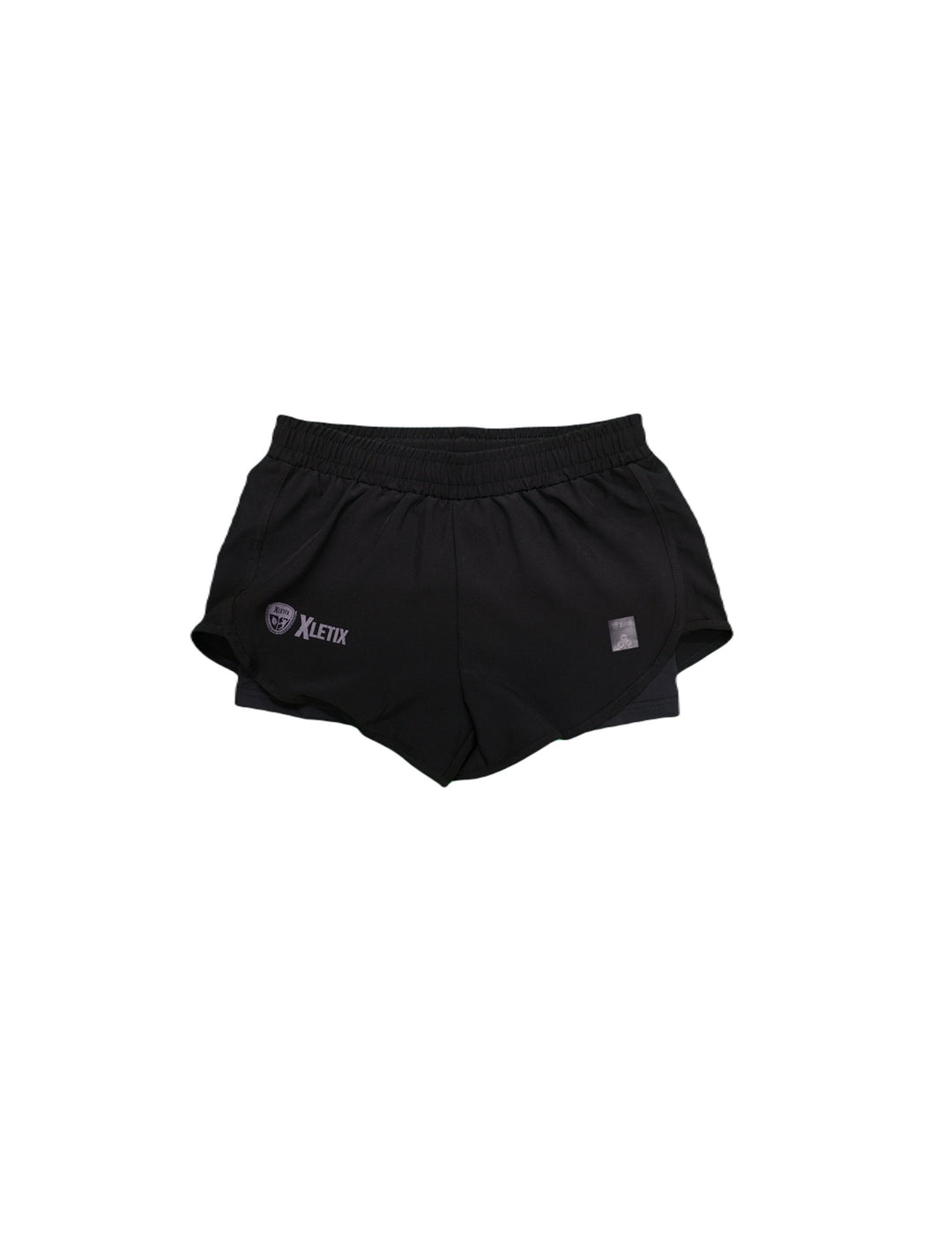 Schwarze Laufshorts mit elastischem Bund, seitlichen Schlitzen und XLETIX-Logo links auf dem vorderen Oberschenkel sowie kleinem Marken-Patch rechts.